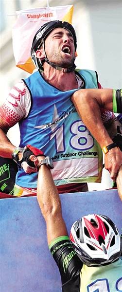 Sam pulling Serge up the wall